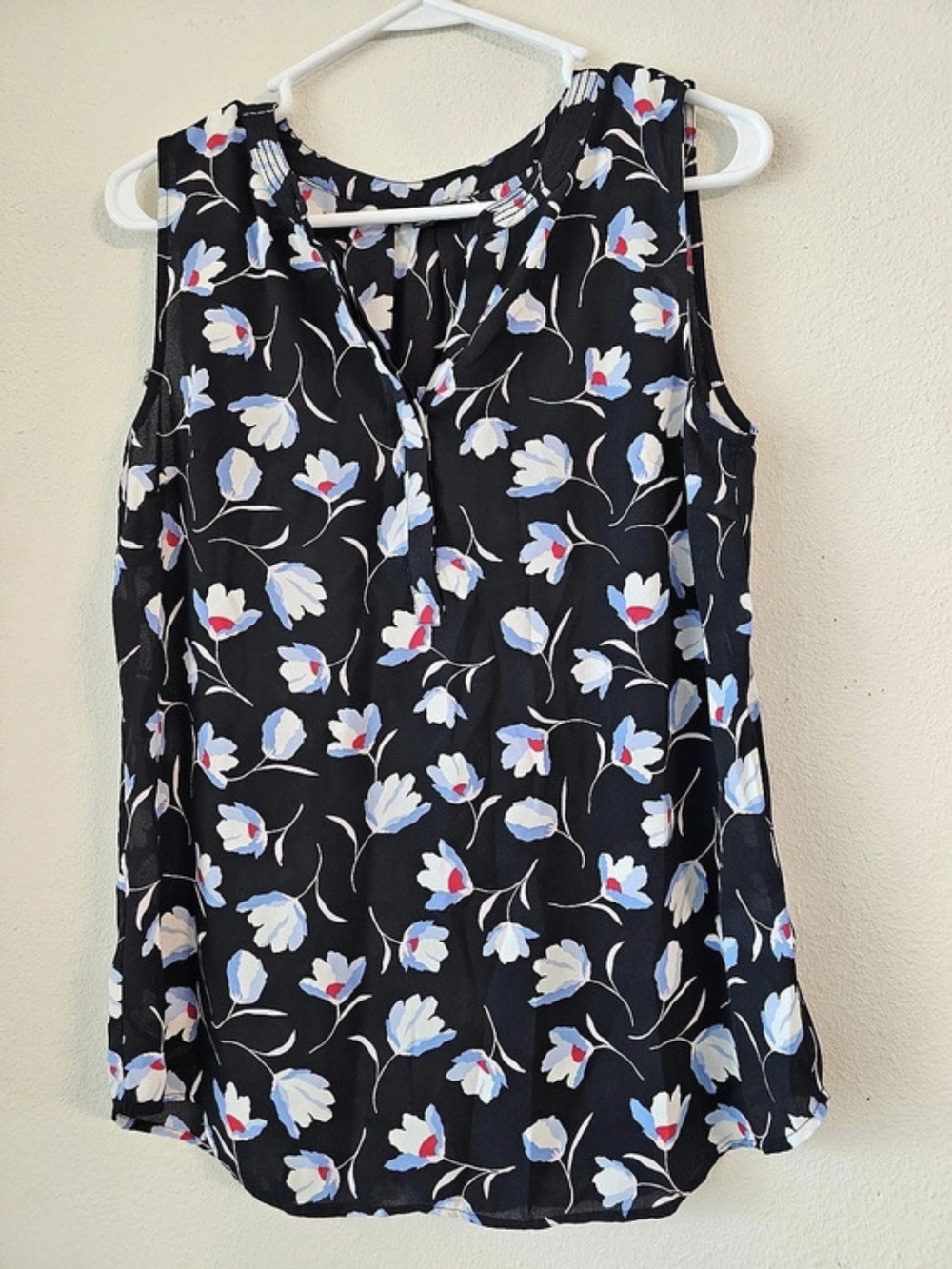 Talbots Floral Sleeveless Blouse in Black & Blue Size Medium